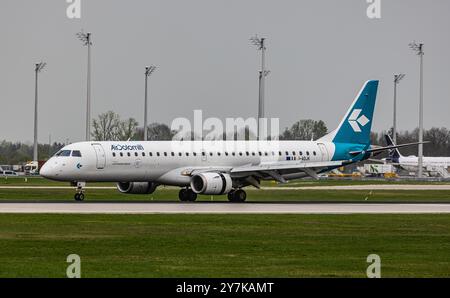 München, 9. April 2024: Ein Embraer 195LR aus AirDolomiti landet auf der Landebahn am Flughafen München. Registrierung I-ADJK. (Foto: Andreas Haas/di Stockfoto