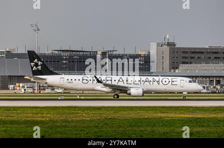 München, 8. April 2024: Ein Embraer 190AR von Air Dolomiti Taxis zur Start- und Landebahn am Flughafen München. Das Flugzeug trägt die Star Alliance-Lackierung. Re Stockfoto