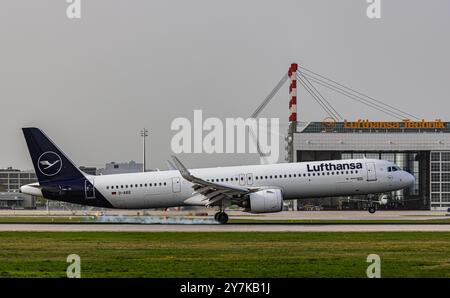 München, 8. April 2024: Ein Lufthansa Airbus A321-271NX (Airbus A321neo) landet auf der Start- und Landebahn am Flughafen München. Registrierung D-AIEE. (Foto von einem Stockfoto