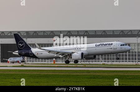 München, 8. April 2024: Ein Lufthansa Airbus A321-271NX (Airbus A321neo) landet auf der Start- und Landebahn am Flughafen München. Registrierung D-AIEE. (Foto von einem Stockfoto