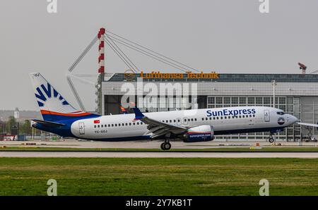 München, 8. April 2024: Eine Sun Express Boeing 737 MAX 8 landet auf der Landebahn am Flughafen München. Registrierung TC-SOJ. (Foto: Andreas Haas/dieBi Stockfoto