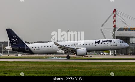 München, 8. April 2024: Ein Lufthansa Airbus A321-271NX (Airbus A321neo) landet auf der Start- und Landebahn am Flughafen München. Registrierung D-AIEE. (Foto von einem Stockfoto