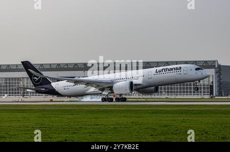 München, 8. April 2024: Ein Airbus A350-941 landet auf der Start- und Landebahn am Flughafen München. Registrierung D-AIXJ. (Foto: Andreas Haas/dieBildmanufaktur Stockfoto