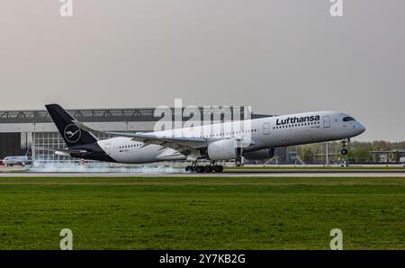 München, 8. April 2024: Ein Airbus A350-941 landet auf der Start- und Landebahn am Flughafen München. Registrierung D-AIXJ. (Foto: Andreas Haas/dieBildmanufaktur Stockfoto
