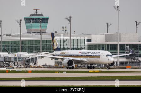 München, Deutschland, 9. April 2024: Ein Singapore Airlines Airbus A350-941 fährt mit dem Taxi zur Start- und Landebahn am Flughafen München. Das Flugzeug trägt den Aufkleber mit dem nam Stockfoto