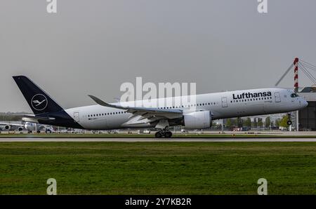 München, 8. April 2024: Ein Airbus A350-941 landet auf der Start- und Landebahn am Flughafen München. Registrierung D-AIXJ. (Foto: Andreas Haas/dieBildmanufaktur Stockfoto