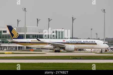 München, Deutschland, 9. April 2024: Ein Singapore Airlines Airbus A350-941 fährt mit dem Taxi zur Start- und Landebahn am Flughafen München. Das Flugzeug trägt den Aufkleber mit dem nam Stockfoto