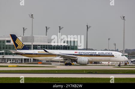 München, Deutschland, 9. April 2024: Ein Singapore Airlines Airbus A350-941 fährt mit dem Taxi zur Start- und Landebahn am Flughafen München. Das Flugzeug trägt den Aufkleber mit dem nam Stockfoto