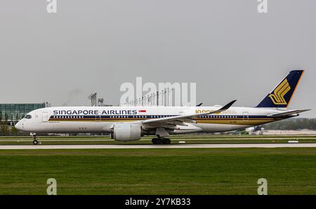 München, 9. April 2024: Ein Singapore Airlines Airbus A350-941 startet von der Start- und Landebahn am Flughafen München. Das Flugzeug trägt den Aufkleber mit t Stockfoto