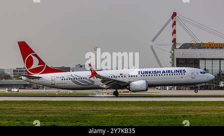 München, 8. April 2024: Eine Boeing 737 MAX 9 der Turkish Airlines landet auf der Start- und Landebahn am Flughafen München. Registrierung TC-LYD. (Foto: Andreas Haas/ Stockfoto