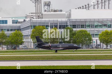 München, Deutschland, 9. April 2024: Ein Air Alsie Falcon 2000XLS Taxi zum Terminal am Flughafen München. Registrierung OY-EZD. (Foto: Andreas Haas/dieBil Stockfoto