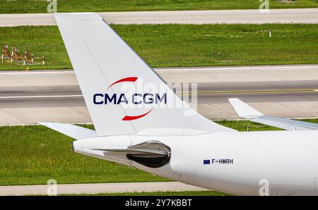 Zürich, Schweiz, 4. Mai 2024: Heckflosse eines Airbus A330-243F mit dem CMA CGM Air Cargo Company Logo. Registrierung F-HMRH. (Foto von Andreas Ha Stockfoto