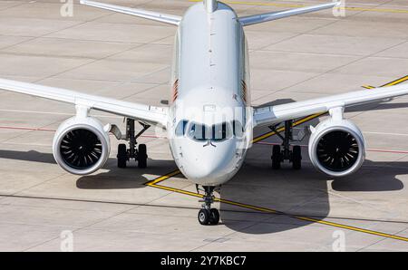 Zürich, Schweiz, 4. Mai 2024: Ein Swiss International Airlines Airbus A220-300 fährt nach der Landung am Flughafen Zürich zu einem Stand. Registrierung HB-JC Stockfoto