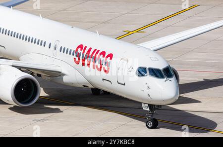 Zürich, Schweiz, 4. Mai 2024: Ein Swiss International Airlines Airbus A220-300 fährt nach der Landung am Flughafen Zürich zu einem Stand. Registrierung HB-JC Stockfoto