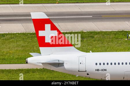 Zürich, Schweiz, 5. Mai 2024: Heckflosse eines Airbus A321-231 von Swiss International Airlines am Flughafen Zürich. Registrierung HB-ION. (Foto von Stockfoto