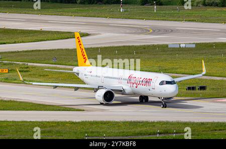 Zürich, Schweiz, 5. Mai 2024: Ein Airbus A321-251NX (Airbus A321neo) von Pegasus Airlines fährt mit dem Taxi zur Start- und Landebahn am Flughafen Zürich. Registrierung TC- Stockfoto