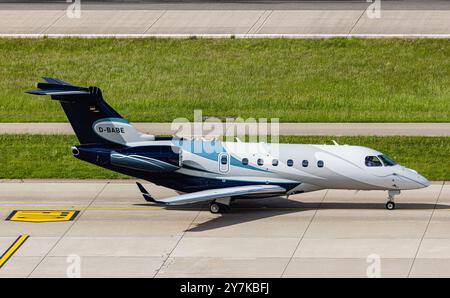 Zürich, Schweiz, 5. Mai 2024: Ein Embraer Legacy 550 von Pad Aviation Taxis zur Start- und Landebahn am Flughafen Zürich. Registrierung D-BABE. (Foto: Andre Stockfoto