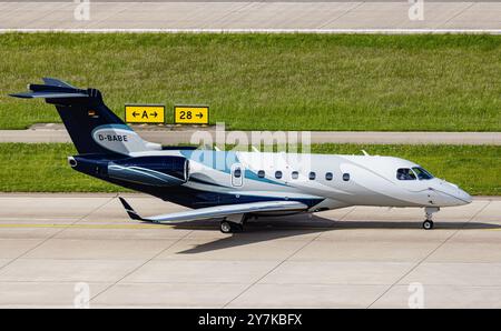 Zürich, Schweiz, 5. Mai 2024: Ein Embraer Legacy 550 von Pad Aviation Taxis zur Start- und Landebahn am Flughafen Zürich. Registrierung D-BABE. (Foto: Andre Stockfoto