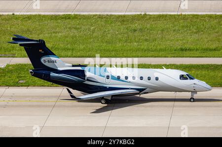 Zürich, Schweiz, 5. Mai 2024: Ein Embraer Legacy 550 von Pad Aviation Taxis zur Start- und Landebahn am Flughafen Zürich. Registrierung D-BABE. (Foto: Andre Stockfoto