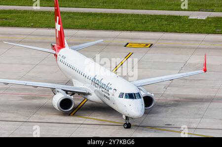 Zürich, Schweiz, 5. Mai 2024: Ein Helvetic Airways Embraer 190LR fährt nach der Landung am Flughafen Zürich zum Stand. Registrierung HB-JVN. (Foto von Stockfoto