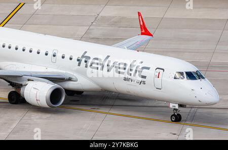 Zürich, Schweiz, 5. Mai 2024: Ein Helvetic Airways Embraer 190LR fährt nach der Landung am Flughafen Zürich zum Stand. Registrierung HB-JVN. (Foto von Stockfoto