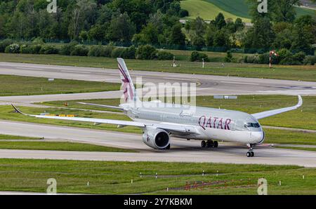 Zürich, Schweiz, 5. Mai 2024: Ein Qatar Airways Airbus A350-941 fährt mit dem Taxi zur Start- und Landebahn am Flughafen Zürich. Registrierung A7-ALM. (Foto: Andreas Haas/ Stockfoto