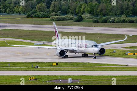 Zürich, Schweiz, 5. Mai 2024: Ein Qatar Airways Airbus A350-941 fährt mit dem Taxi zur Start- und Landebahn am Flughafen Zürich. Registrierung A7-ALM. (Foto: Andreas Haas/ Stockfoto