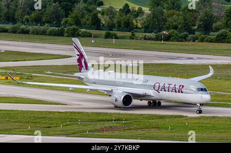 Zürich, Schweiz, 5. Mai 2024: Ein Qatar Airways Airbus A350-941 fährt mit dem Taxi zur Start- und Landebahn am Flughafen Zürich. Registrierung A7-ALM. (Foto: Andreas Haas/ Stockfoto