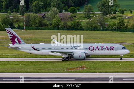 Zürich, Schweiz, 5. Mai 2024: Ein Qatar Airways Airbus A350-941 fährt mit dem Taxi zur Start- und Landebahn am Flughafen Zürich. Registrierung A7-ALM. (Foto: Andreas Haas/ Stockfoto