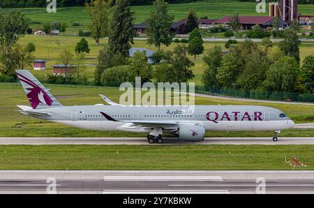 Zürich, Schweiz, 5. Mai 2024: Ein Qatar Airways Airbus A350-941 fährt mit dem Taxi zur Start- und Landebahn am Flughafen Zürich. Registrierung A7-ALM. (Foto: Andreas Haas/ Stockfoto