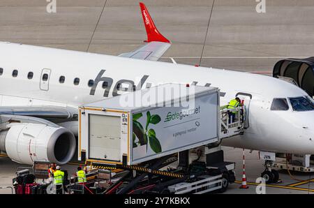 Zürich, Schweiz, 5. Mai 2024: Ein Gategourmet-Fahrzeug liefert Lebensmittel an einen Helvetic Airways Embraer 190LR am Flughafen Zürich. Registrierung der Klimaanlage Stockfoto