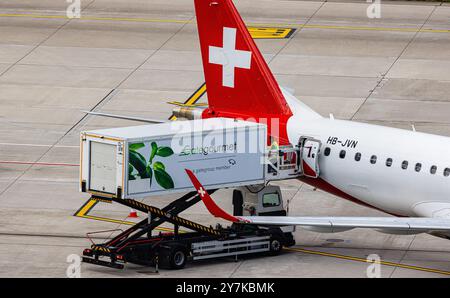 Zürich, Schweiz, 5. Mai 2024: Ein Gategourmet-Fahrzeug liefert Lebensmittel an einen Helvetic Airways Embraer 190LR am Flughafen Zürich. Registrierung der Klimaanlage Stockfoto