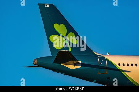 Zürich, Schweiz, 10. Mai 2024: Heckflosse eines Airbus A320-214 mit dem Emblem der Fluggesellschaft Aer Lingus, die sich auf dem letzten Anflug nach Zürich befindet Stockfoto