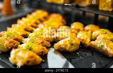 Traditionelle türkische Pistazien-Baklava-Dessertscheiben. Stockfoto