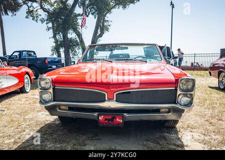 Gulfport, MS - 03. Oktober 2023: Hochperspektivische Vorderansicht eines Pontiac LeMans Cabrios aus dem Jahr 1967 auf einer lokalen Autoshow. Stockfoto