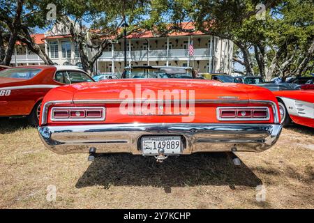 Gulfport, MS - 03. Oktober 2023: Hochperspektivische Rückansicht eines Pontiac LeMans Cabriolets aus dem Jahr 1967 auf einer lokalen Autoshow. Stockfoto