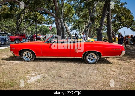 Gulfport, MS - 03. Oktober 2023: Hochperspektivische Seitenansicht eines Pontiac LeMans Cabriolets aus dem Jahr 1967 auf einer lokalen Autoshow. Stockfoto