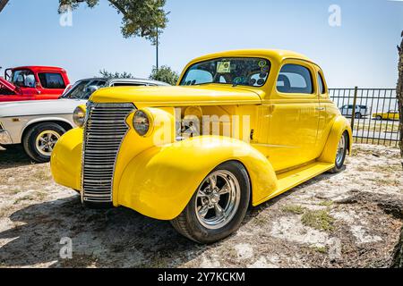 Gulfport, MS - 03. Oktober 2023: Hochperspektivische Vorderansicht eines Chevrolet Master Deluxe Coupés aus dem Jahr 1938 auf einer lokalen Autoshow. Stockfoto