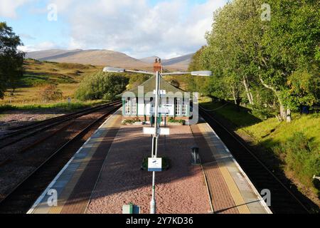 Rannoch Station mit Munro Carn Dearg am Horizont, ein Bahnhof an der West Highland Line in Schottland, Großbritannien Stockfoto