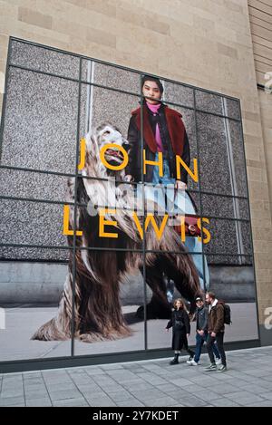 Leute, die am John Lewis Store im St James Quarter, Edinburgh, Schottland, Großbritannien, vorbeilaufen. Stockfoto