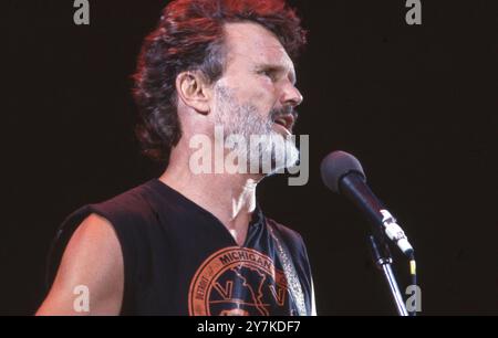 Manor, Texas, USA. 30. September 2024. Der texanische Sänger, Songwriter und Schauspieler KRIS KRISTOFFERSON tritt am 4. Juli 1986 auf der Farm Aid II in Manor Downs außerhalb von Austin auf. Kristofferson war auf dem Weg zu einer militärischen Karriere, als er in Nashville begann zu singen und Aufnahmen zu machen und einer von Texas' beliebten Songwritern wurde. Kristofferson starb am 28. September 2024 in Hawaii. (Kreditbild: © Bob Daemmrich/ZUMA Press Wire) NUR REDAKTIONELLE VERWENDUNG! Nicht für kommerzielle ZWECKE! Stockfoto