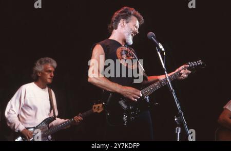 Manor, Texas, USA. 30. September 2024. Der texanische Sänger, Songwriter und Schauspieler KRIS KRISTOFFERSON tritt am 4. Juli 1986 auf der Farm Aid II in Manor Downs außerhalb von Austin auf. Kristofferson war auf dem Weg zu einer militärischen Karriere, als er in Nashville begann zu singen und Aufnahmen zu machen und einer von Texas' beliebten Songwritern wurde. Kristofferson starb am 28. September 2024 in Hawaii. (Kreditbild: © Bob Daemmrich/ZUMA Press Wire) NUR REDAKTIONELLE VERWENDUNG! Nicht für kommerzielle ZWECKE! Stockfoto