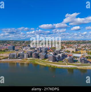 Neues modernes Wohnviertel am Ufer des Flusses in Kaunas, Litauen. Foto der Drohne Stockfoto