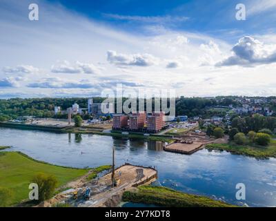 Baustelle für neue Fußgängerbrücke in Kaunas, Litauen. Drohnenansicht der Brücke zum Wissenschaftsmuseum der Insel Nemunas. Stockfoto