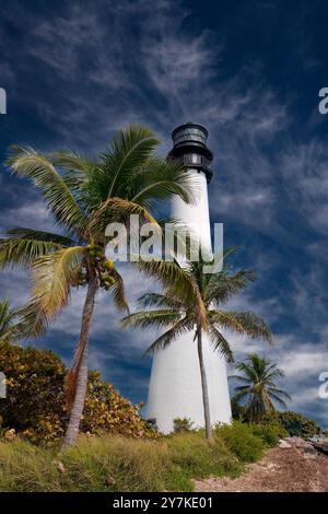 Das Cape Florida Lighthouse im Bill Baggs Cape Florida State Park ist eines der berühmtesten Wahrzeichen Floridas. Stockfoto