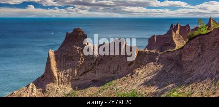 Der Chimney Bluffs State Park ist ein State Park in der Stadt Huron im Wayne County, New York am Lake Ontario, am Ostufer der Sodus Bay. Der Bluff Stockfoto