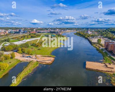 Baustelle für neue Fußgängerbrücke in Kaunas, Litauen. Drohnenansicht der Brücke zum Wissenschaftsmuseum der Insel Nemunas. Stockfoto