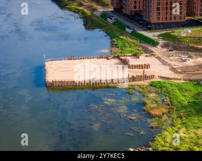 Baustelle für neue Fußgängerbrücke in Kaunas, Litauen. Drohnenansicht der Brücke zum Wissenschaftsmuseum der Insel Nemunas. Stockfoto