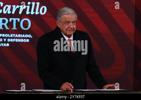 Mexiko-Stadt, Mexiko. 30. September 2024. Mexikos Präsident Andrés Manuel López Obrador während der Unterzeichnung der Verfassungserklärung über die Reform der Nationalgarde und die Reform der indigenen und afro-mexikanischen Völker im Nationalpalast. Am 30. September 2024 in Mexiko-Stadt. (Foto: Carlos Santiago/ Credit: Eyepix Group/Alamy Live News Stockfoto