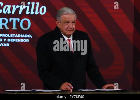 Mexiko-Stadt, Mexiko. 30. September 2024. Mexikos Präsident Andrés Manuel López Obrador während der Unterzeichnung der Verfassungserklärung über die Reform der Nationalgarde und die Reform der indigenen und afro-mexikanischen Völker im Nationalpalast. Am 30. September 2024 in Mexiko-Stadt. (Foto: Carlos Santiago/Eyepix Group/SIPA USA) Credit: SIPA USA/Alamy Live News Stockfoto